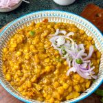 Motor er ghugni recipe served with sliced onion