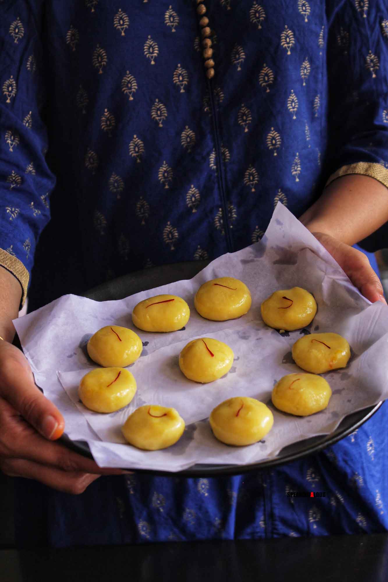 접시에 담긴 신선한 말라이 케사르 페다(Malai Kesar Peda)