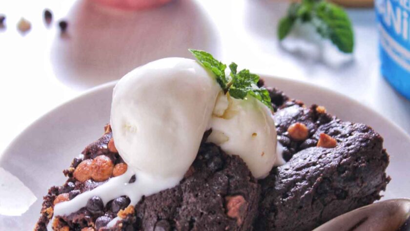 Easy Chocolate Brownie recipe with ice cream
