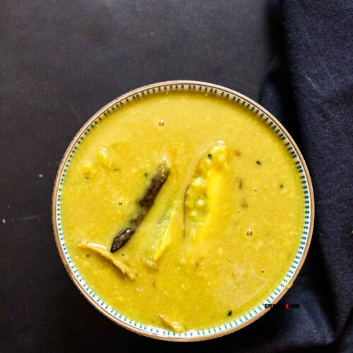 Bengali Kancha Aam diye Motor Dal Recipe