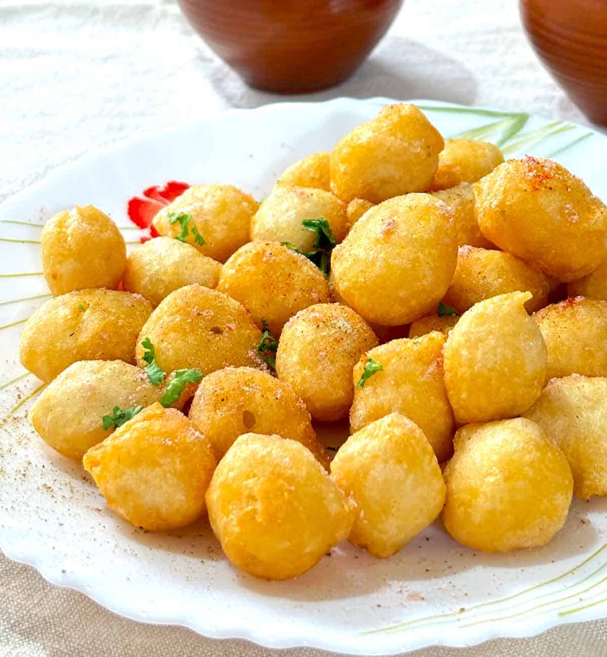 urad dal pakoras served with tea